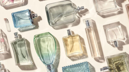 Allerlei verschillende flesjes parfum bij elkaar