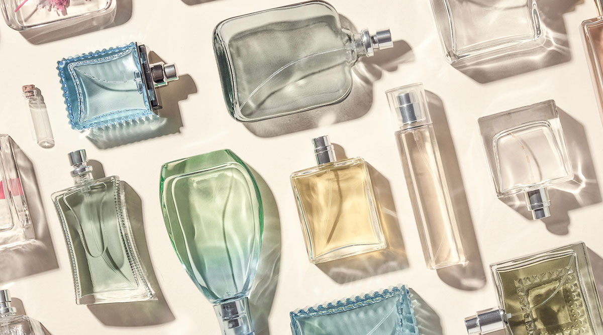 Allerlei verschillende flesjes parfum bij elkaar