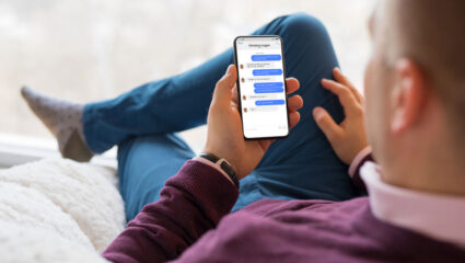 Man bekijkt privacy in WhatApp.