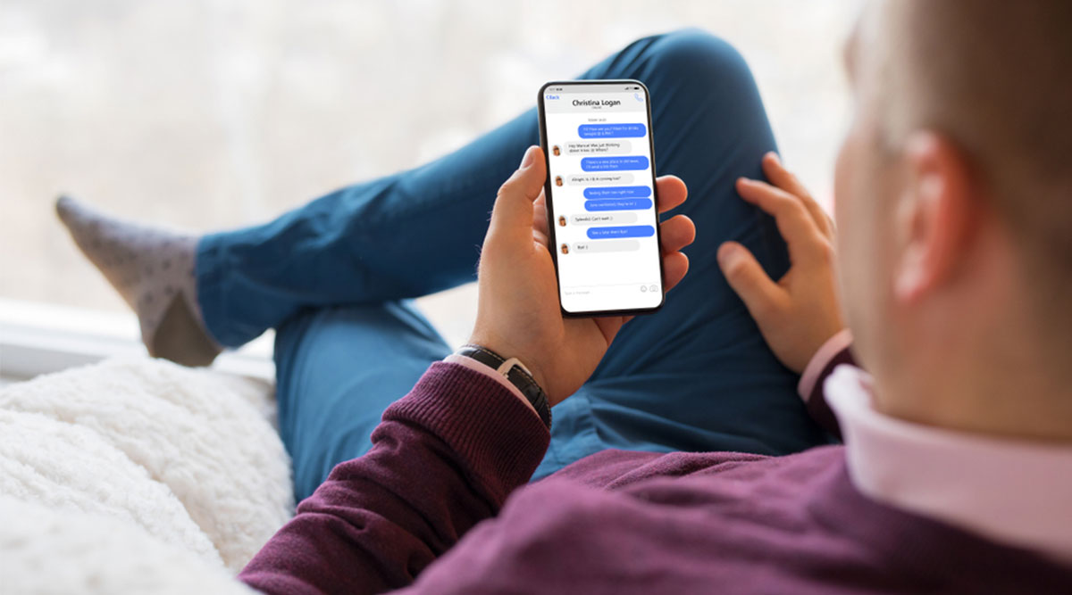 Man bekijkt privacy in WhatApp.