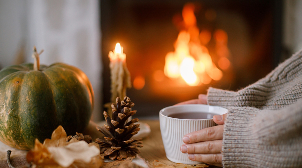 Een warme drank bij de openhaard.