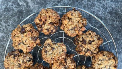 Snelle havermoutkoekjes zonder suiker op een rooster.