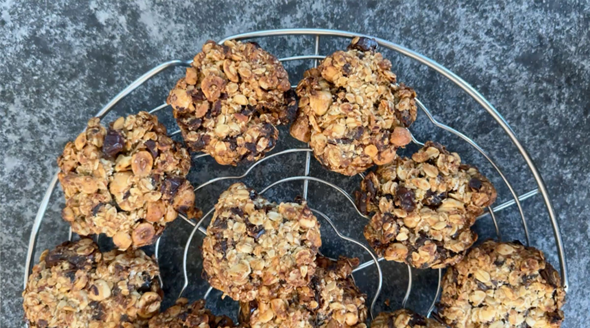 Snelle havermoutkoekjes zonder suiker op een rooster.