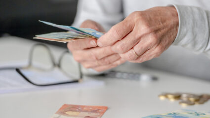 Geld wordt aan tafel geteld.