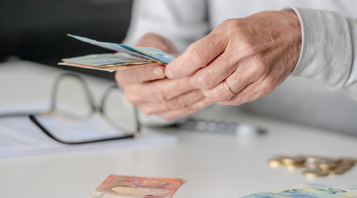 Geld wordt aan tafel geteld.