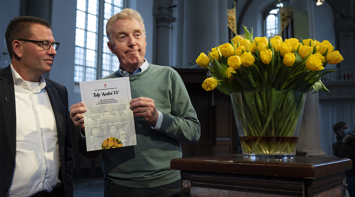 Arjan Smit en André van Duin met zijn eigen tulp.