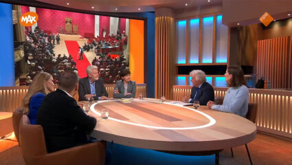 De studio van Tijd voor MAX, waar wordt gesproken over Prinsjesdag.