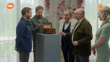 De experts van Van onschatbare waarde bekijken een kistje van Albert Roentgen: de Rolls Royce onder de theekistjes