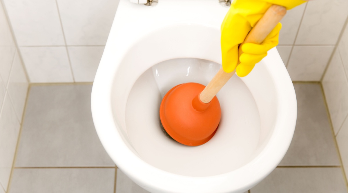 Een ontstopper in de wc