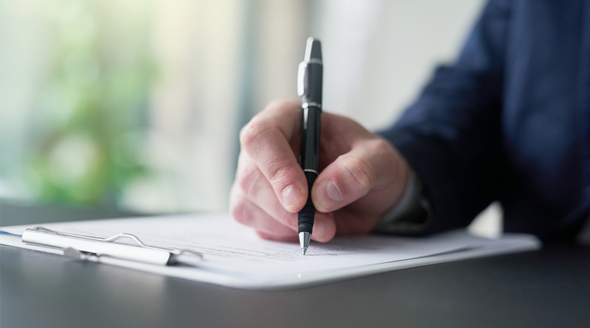 Meneer tekent een volmacht.