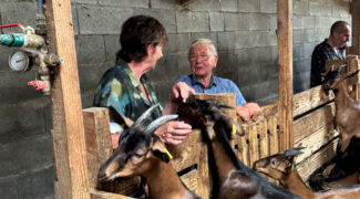 Martine met Bart op de geitenboerderij in We zijn er Bijna! 2025