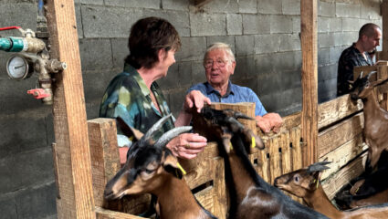 Martine met Bart op de geitenboerderij in We zijn er Bijna! 2025