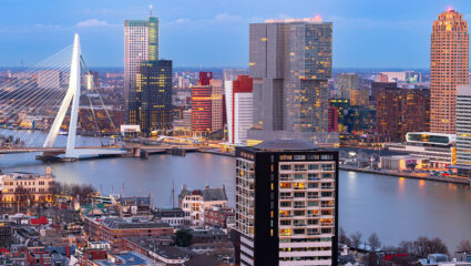 Foto van de skyline van Rotterdam, met een paar wolkenkrabbers.
