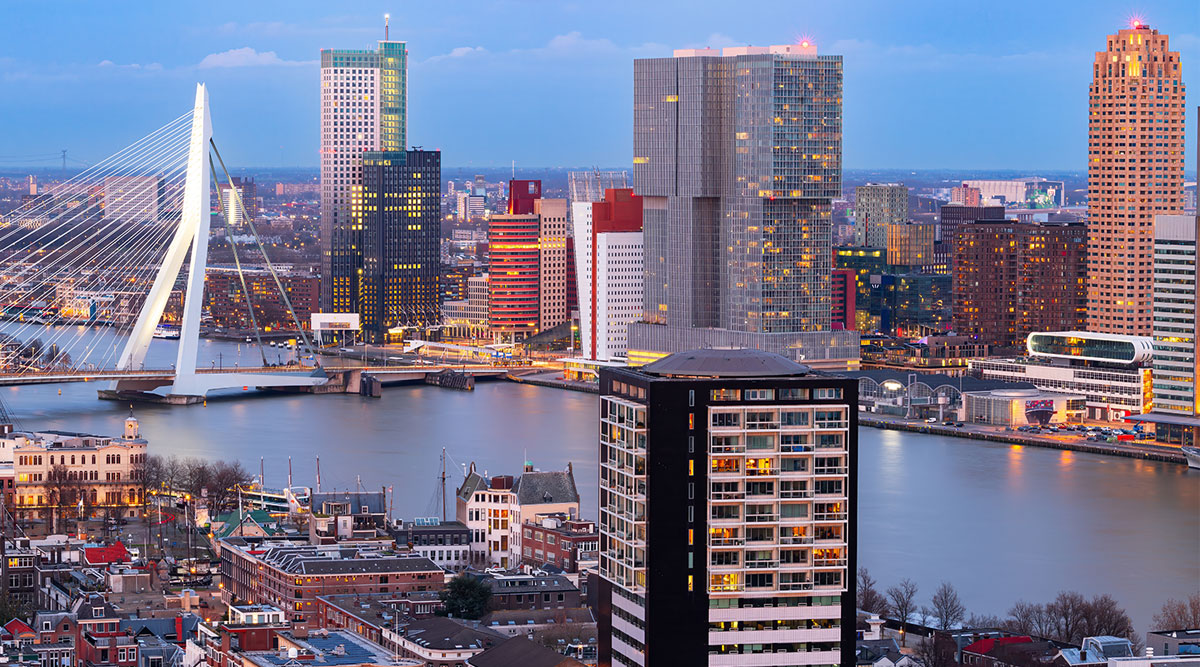 Foto van de skyline van Rotterdam, met een paar wolkenkrabbers.