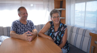 Albert en Jolanda uit We zijn er Bijna! in hun caravan.