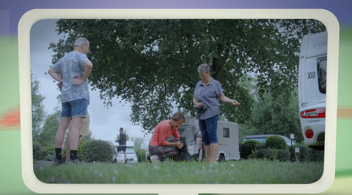 Evelyne knuffelt met teckel Yessy van Albert en Jolanda.