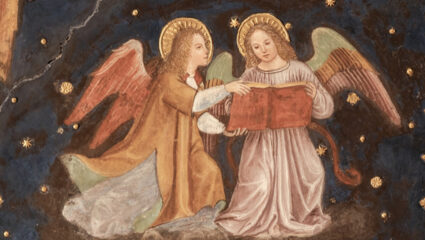 Een fresco met engelen.