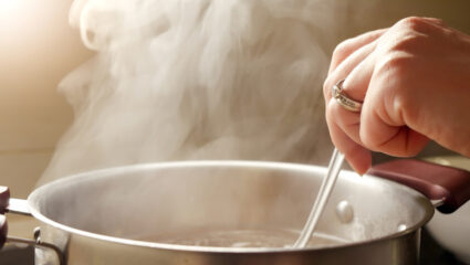 Verse soep is als thuis, roeren in de soep.