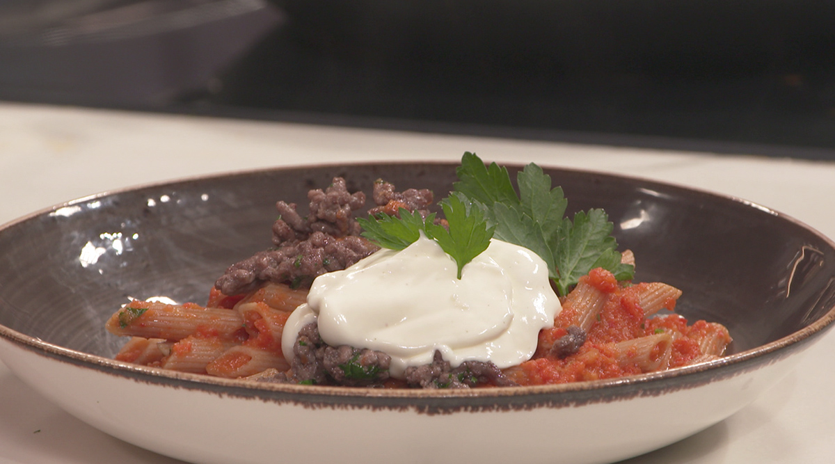 Kook mee met MAX: Turkse pasta met paprikasaus, gehakt en yoghurt
