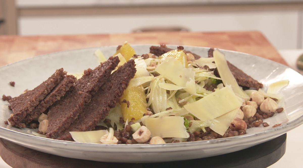 Kook mee met MAX: venkel-sinaasappelsalade met knapperige linzen en oude kaas