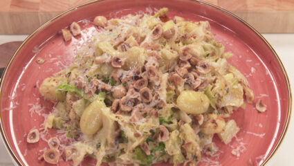 Kook mee met MAX: gnocchi met groene kool en hazelnoten