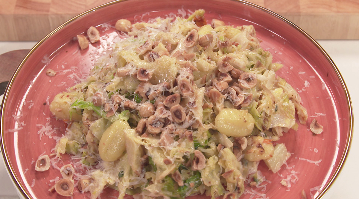 Kook mee met MAX: gnocchi met groene kool en hazelnoten