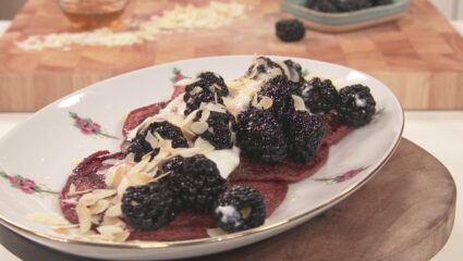 Kook mee met MAX: bietenpannenkoekjes met Griekse yoghurt en bramen