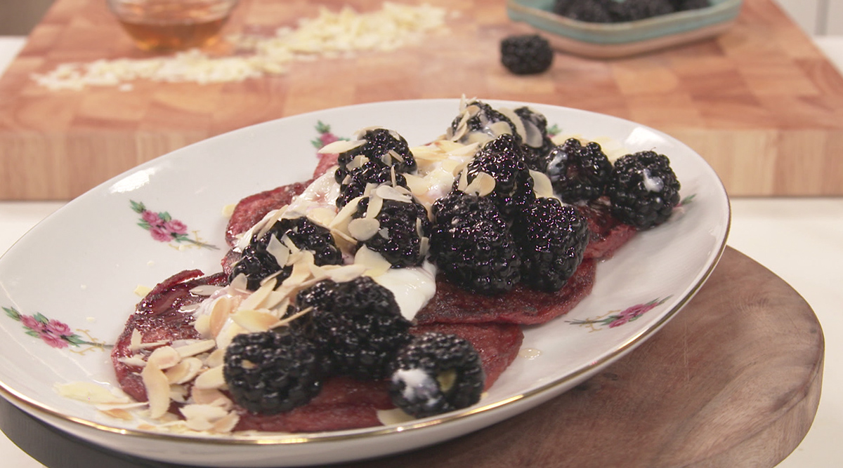 Kook mee met MAX: bietenpannenkoekjes met Griekse yoghurt en bramen