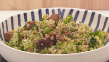 Kook mee met MAX: Kruidige broccoli-bulgursalade met merguez