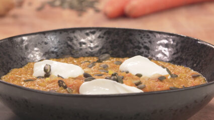 Kook mee met MAX: winterpeen-kerriesoep met kikkererwten