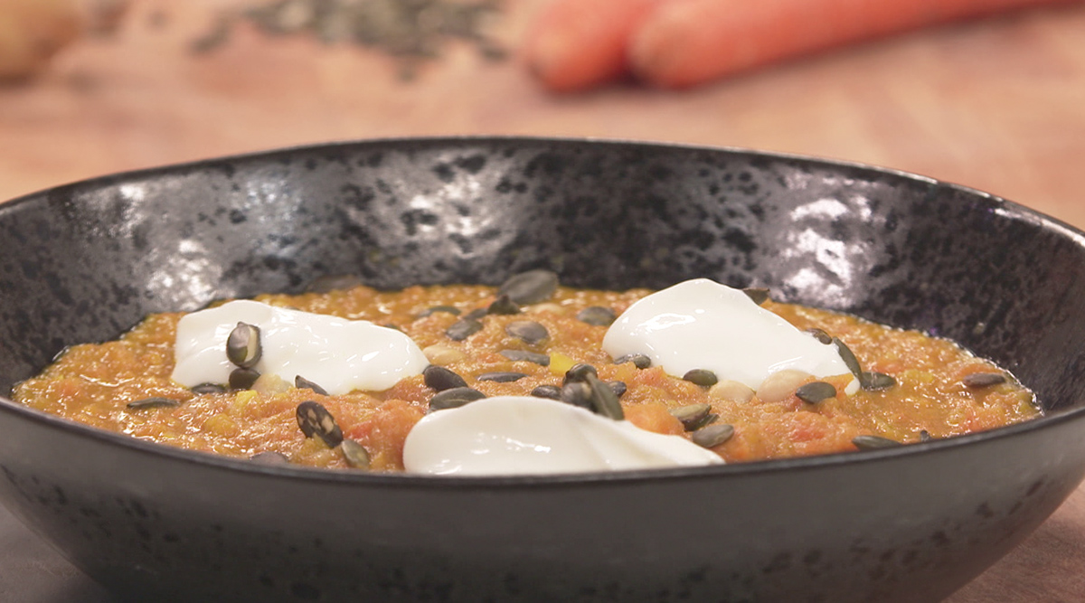 Kook mee met MAX: winterpeen-kerriesoep met kikkererwten