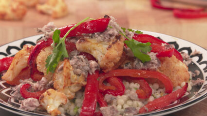 Kook mee met MAX: geroosterde pittige bloemkool met parelcouscous en sardine