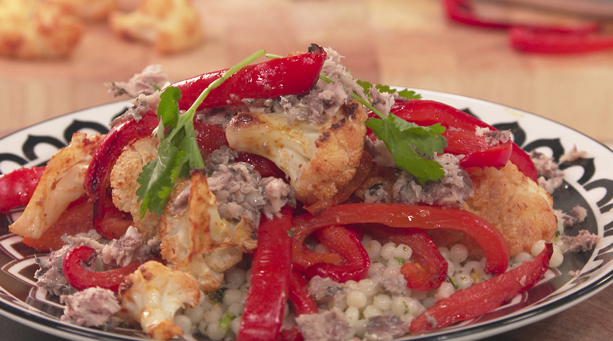 Kook mee met MAX: geroosterde pittige bloemkool met parelcouscous en sardine