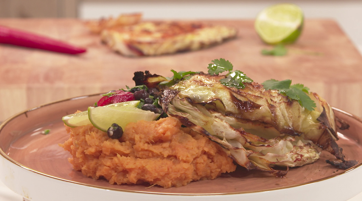 Kook mee met MAX: gegrilde spitskoolsteaks met zoete aardappelpuree en zwarte bonen