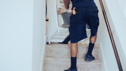 Man tilt wasmachine de trap op