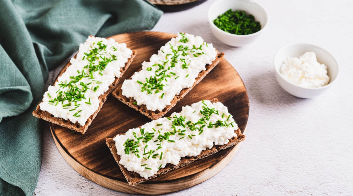 3 crackers met cottage cheese en bieslook.