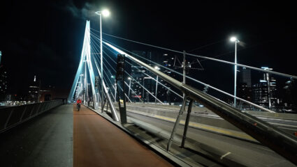 Iemand fietst in het donker over straat zonder verlichting.