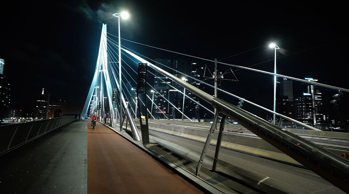 Iemand fietst in het donker over straat zonder verlichting.