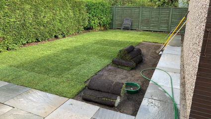 Graszoden leggen in een tuin