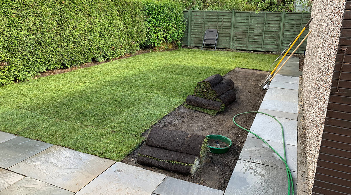 Graszoden leggen in een tuin