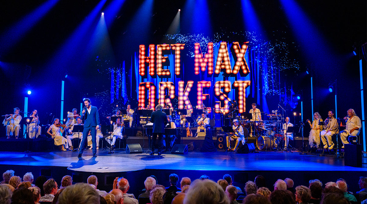 Het MAX Orkest treedt op, met Bauke Scholten als zanger.