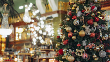 Een versierde kerstboom in een tuincentrum tijdens een kerstshow.