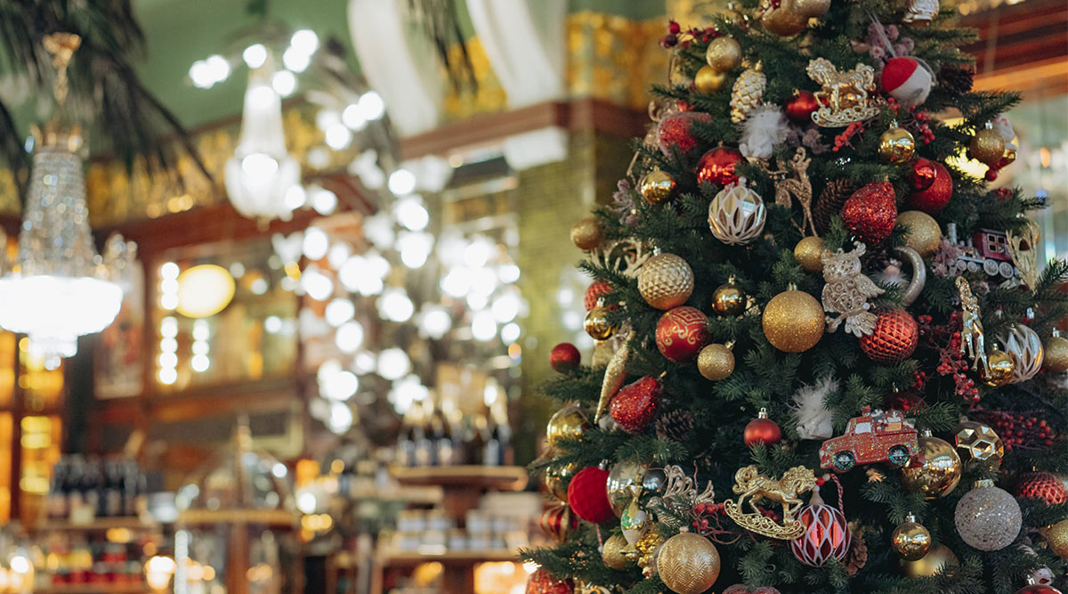 Een versierde kerstboom in een tuincentrum tijdens een kerstshow.