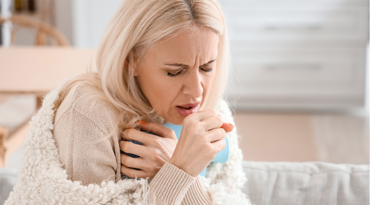 Mevrouw heeft last van een aanhoudende hoest.