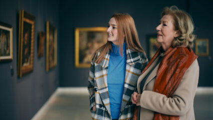 Moeder en dochter bezoeken samen een museum.