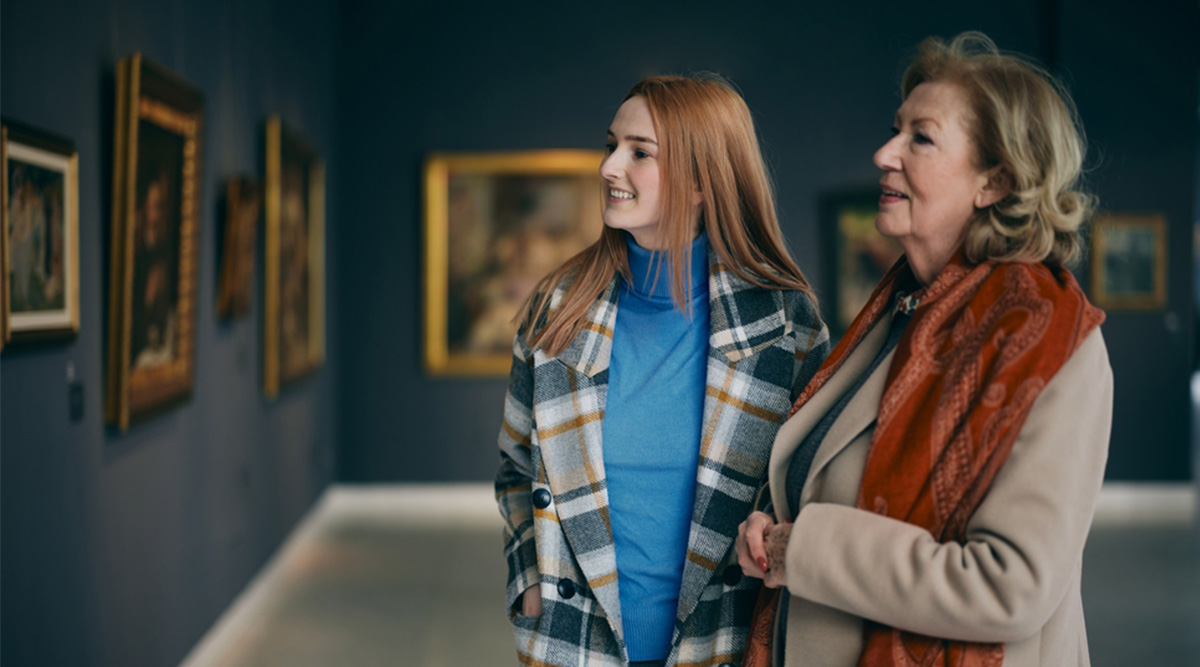 Moeder en dochter bezoeken samen een museum.