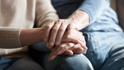 Mensen zitten intiem bij elkaar.