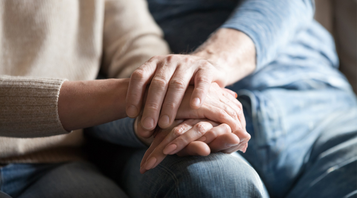 Mensen zitten intiem bij elkaar.