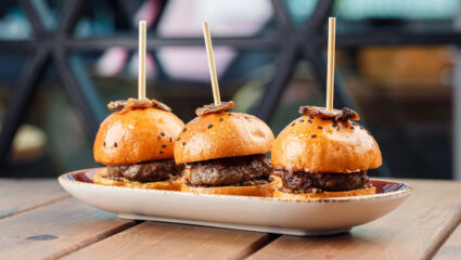 mini hamburgers op een schaal.