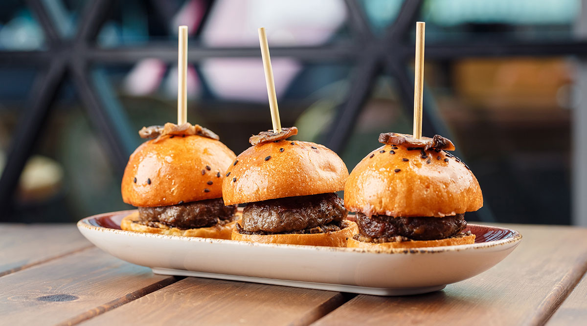 mini hamburgers op een schaal.
